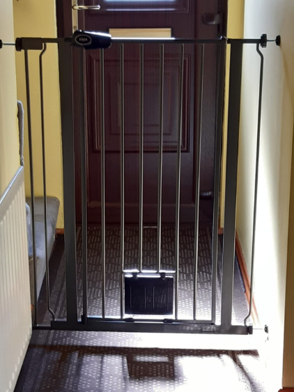 Pet Gate with Lockable Cat Flap Pressure Fitted to 75cm - 148.7cm Stair