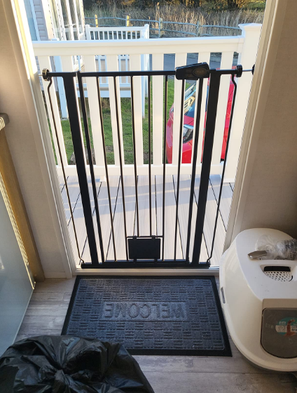 Pet Gate with Lockable Cat Flap Pressure Fitted to 75cm - 148.7cm Stair