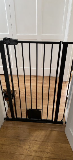 Pet Gate with Lockable Cat Flap Pressure Fitted to 75cm - 148.7cm Stair