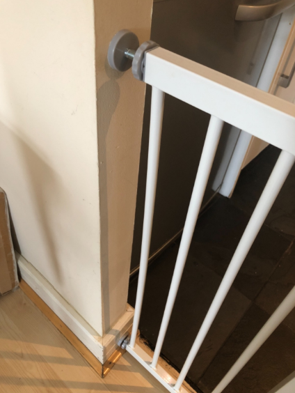 Baby Gate for Doors & Stairs Open N Stop inclusive 9 cm Extension, Widths 84 to 89 cm, Metal, White