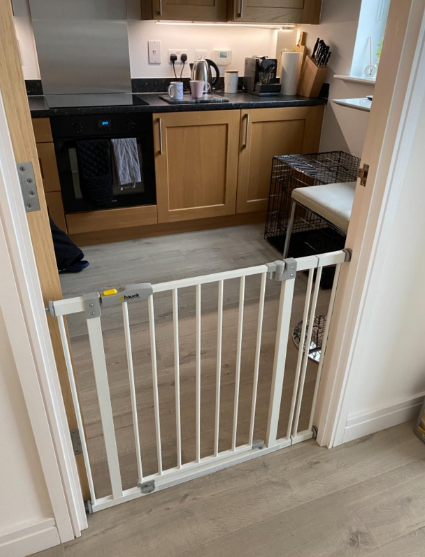 Baby Gate for Doors & Stairs Open N Stop inclusive 9 cm Extension, Widths 84 to 89 cm, Metal, White