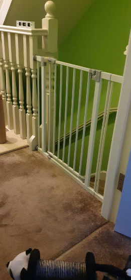 Baby Gate for Doors & Stairs Open N Stop inclusive 9 cm Extension, Widths 84 to 89 cm, Metal, White