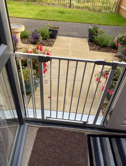 Baby Gate for Doors & Stairs Open N Stop inclusive 9 cm Extension, Widths 84 to 89 cm, Metal, White